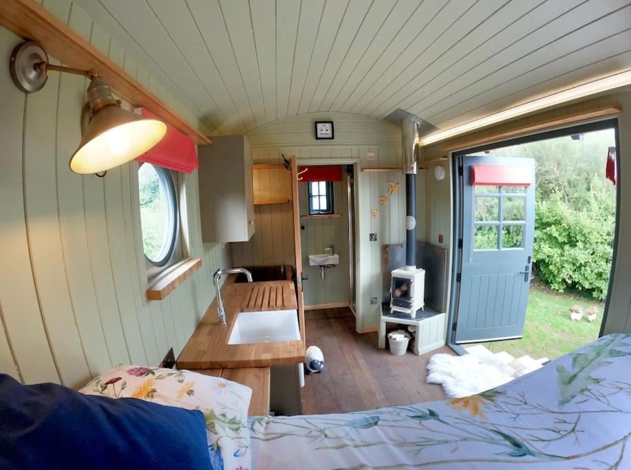 Romantic Retreat - Luxury Shepherds Hut + Hot Tub! Камборн Экстерьер фото