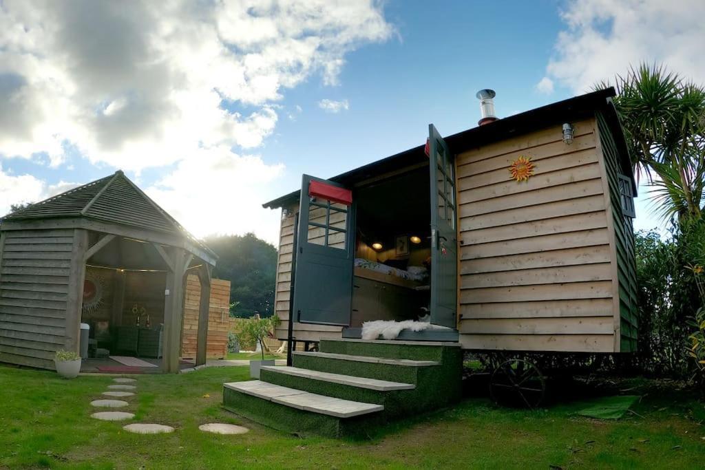 Romantic Retreat - Luxury Shepherds Hut + Hot Tub! Камборн Экстерьер фото