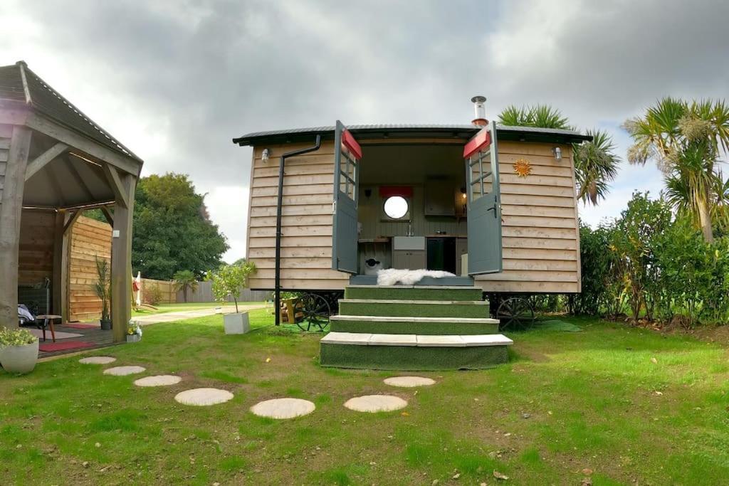 Romantic Retreat - Luxury Shepherds Hut + Hot Tub! Камборн Экстерьер фото