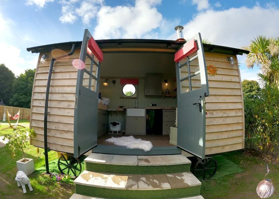 Romantic Retreat - Luxury Shepherds Hut + Hot Tub! Камборн Экстерьер фото
